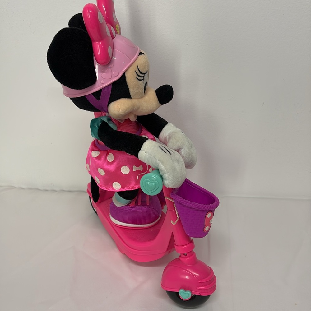 Disney| Scooter Minnie Mouse plush sing & spin toy, talking Minnie Mouse - Picture 4 of 10